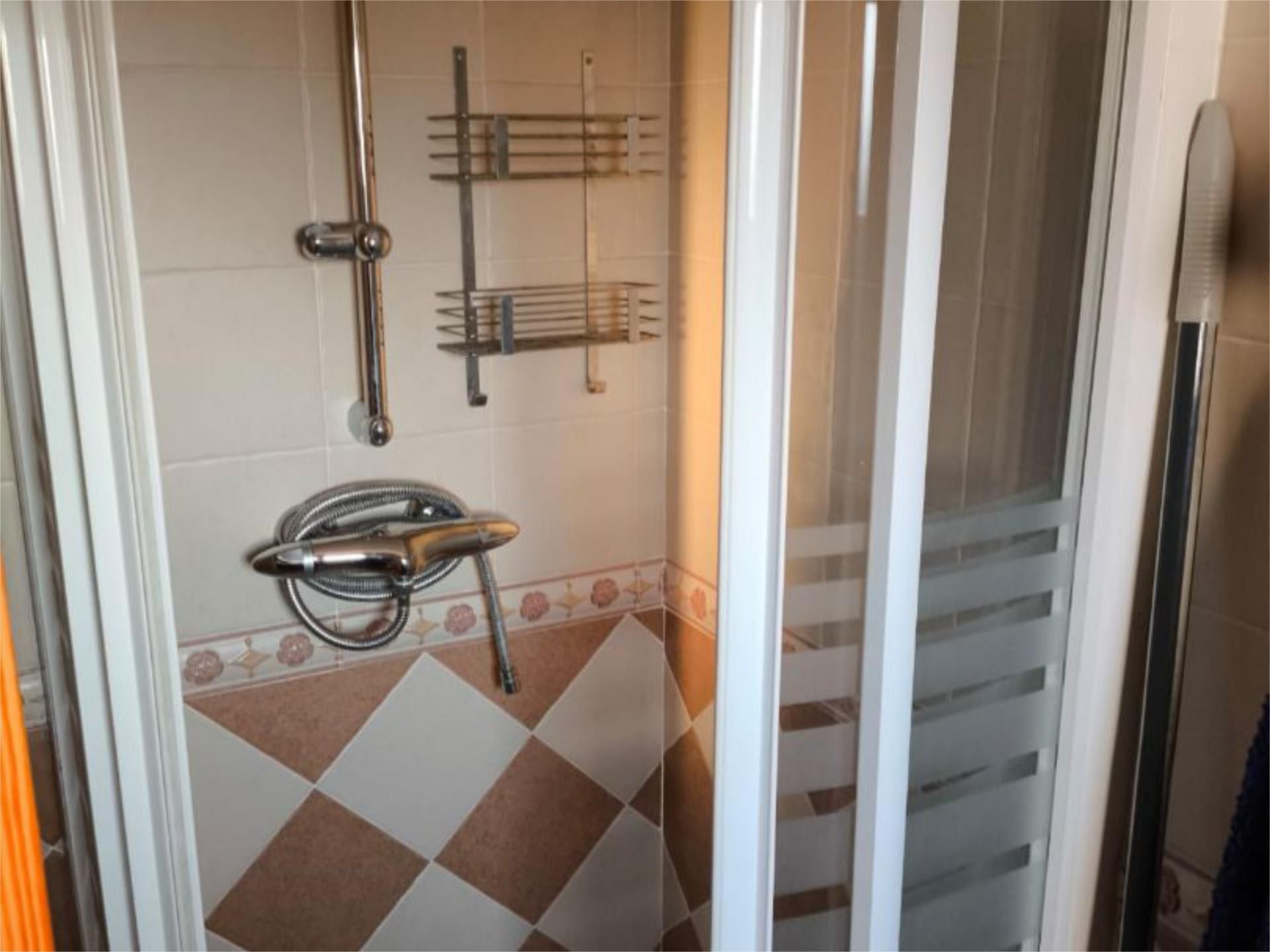 Bathroom of Flat to share in  Jaén Capital  with Air Conditioner, Heating and Storage room