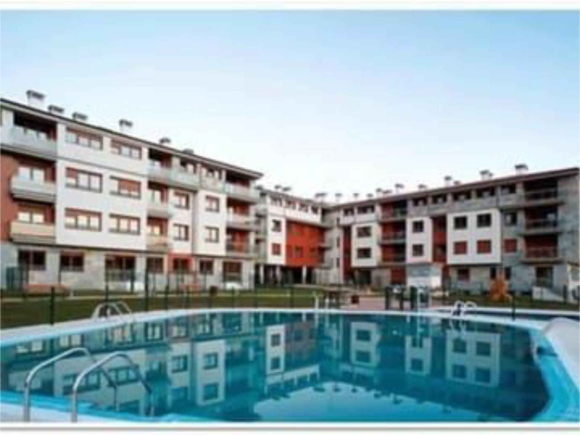 Piscina de Pis de lloguer en Cangas de Onís amb Calefacció, Jardí privat i Parquet