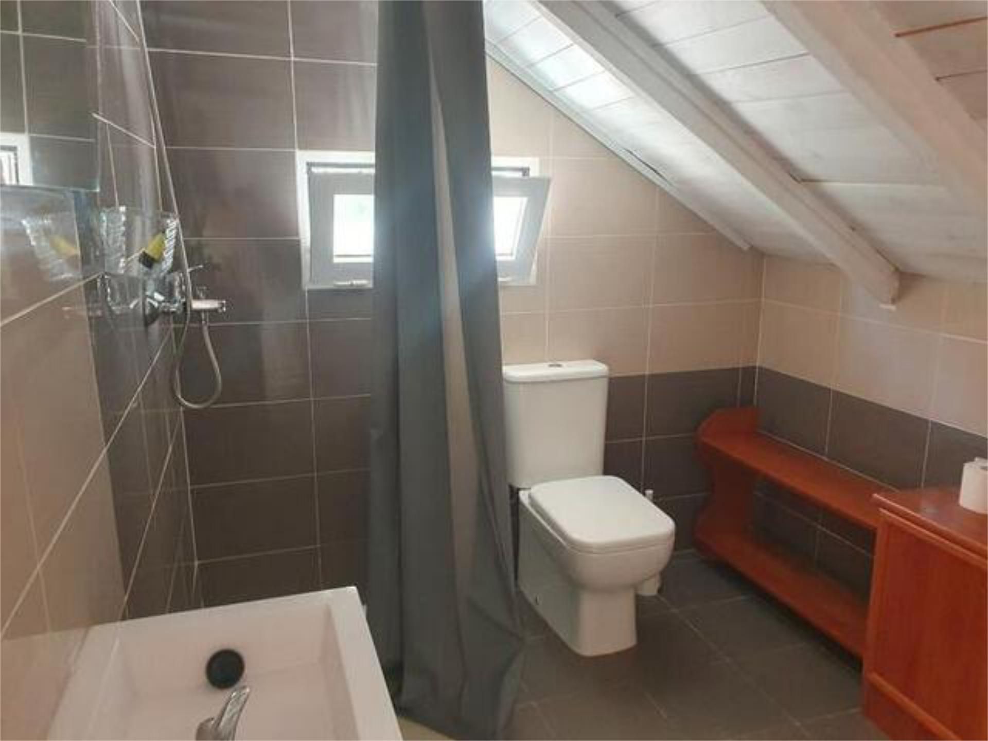 Bany de Apartament de lloguer en  Madrid Capital amb Terrassa i Moblat
