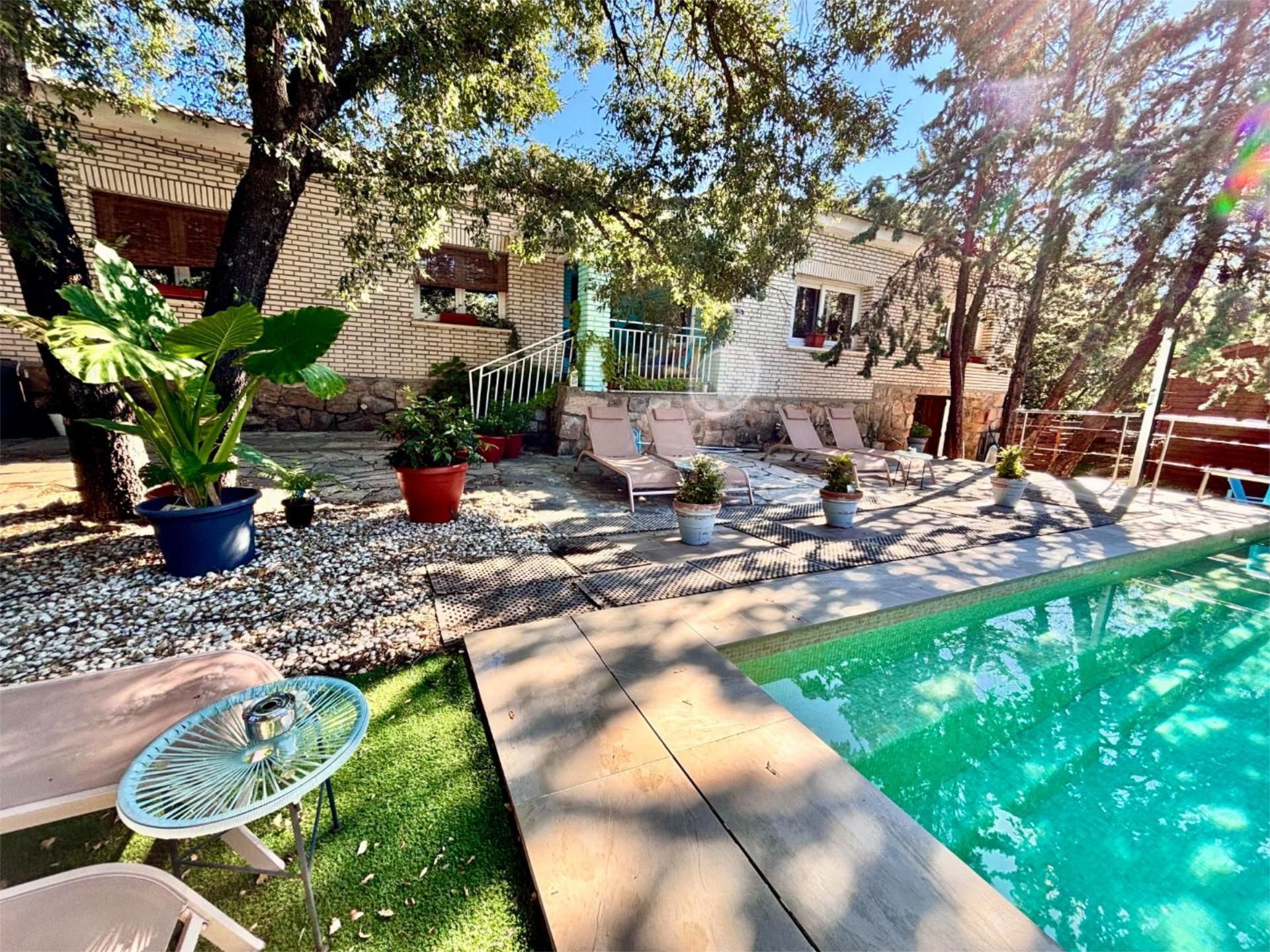 Vista exterior de Casa o xalet en venda en Venturada amb Aire condicionat, Terrassa i Piscina