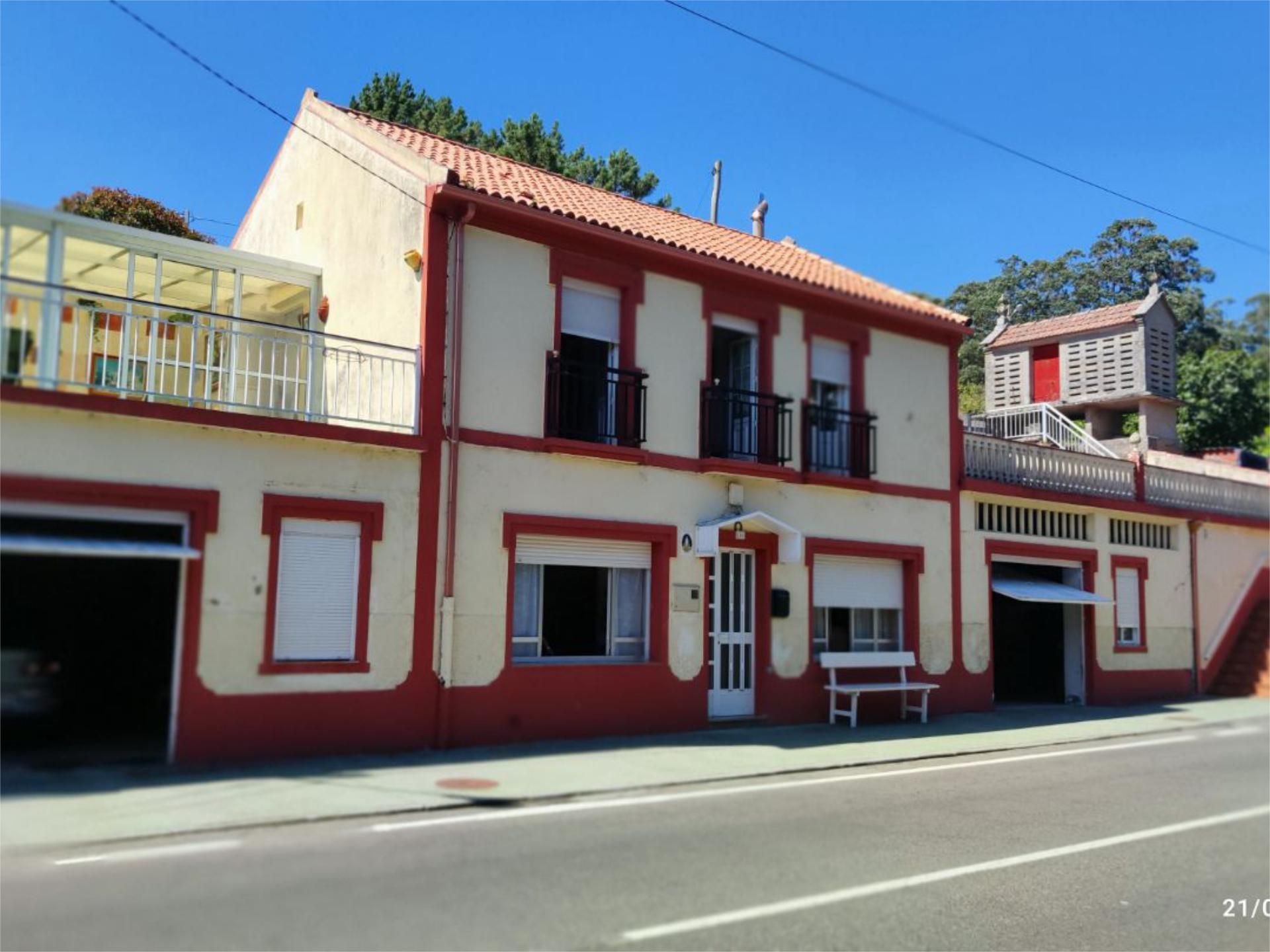 Vista exterior de Casa o xalet en venda en Ponteceso amb Terrassa i Balcó