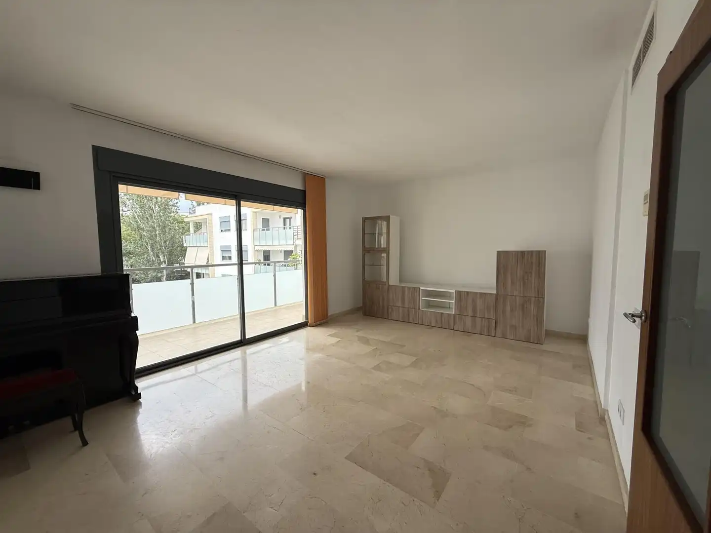 Pis en venda a Carrer de Sevilla, 7, Son Dameto Sala d'estar de Pis en venda en Palma de Mallorca amb Aire condicionat, Calefacció i Jardí privat