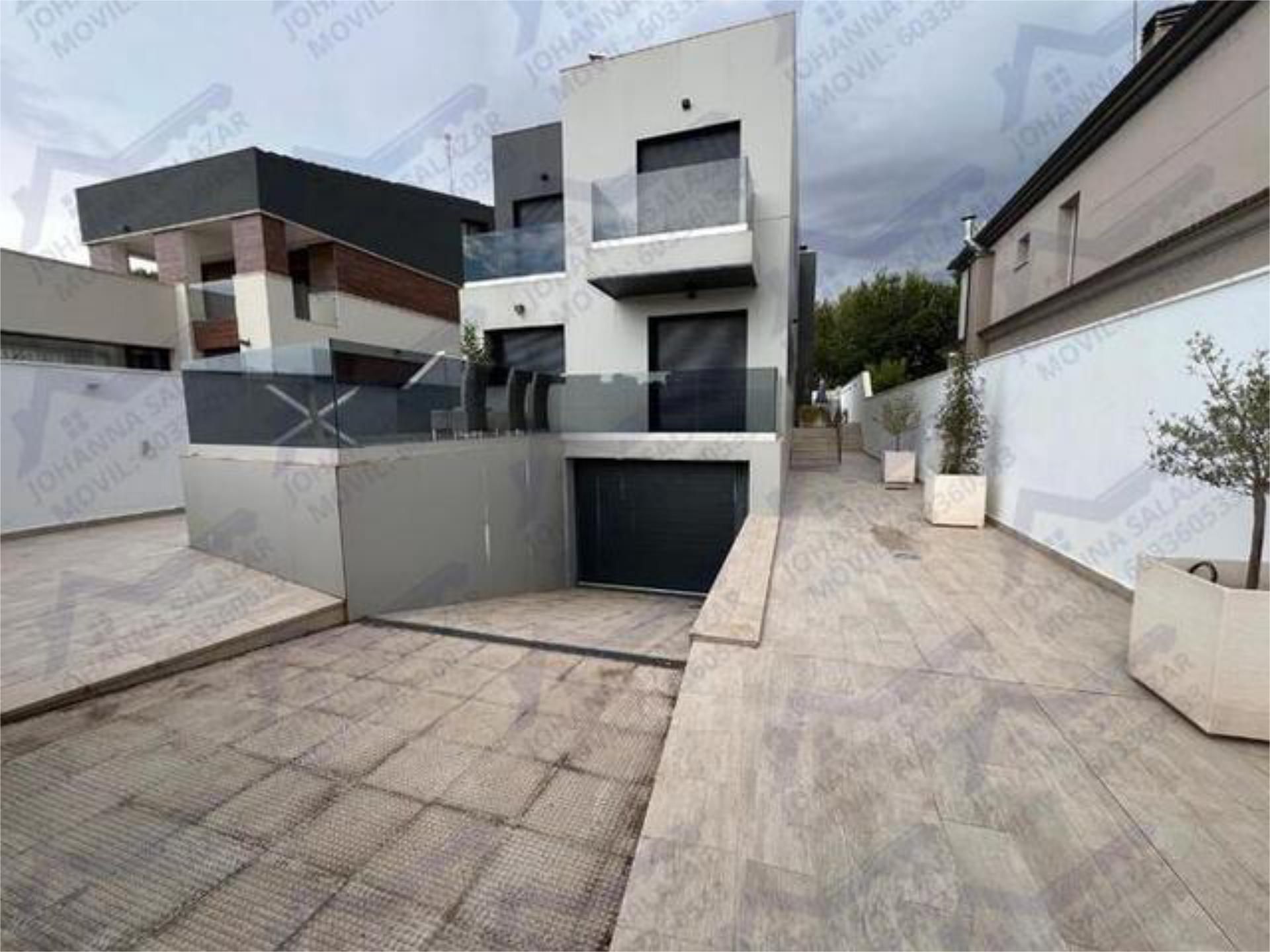 Vista exterior de Casa adosada en venda en  Albacete Capital amb Calefacció, Jardí privat i Terrassa