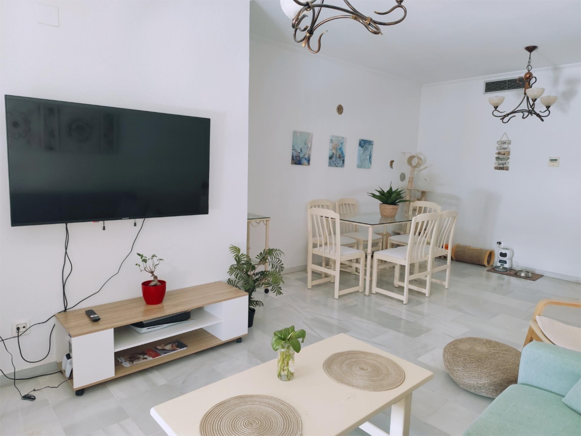 Living room of Flat to share in  Sevilla Capital  with Air Conditioner, Heating and Furnished