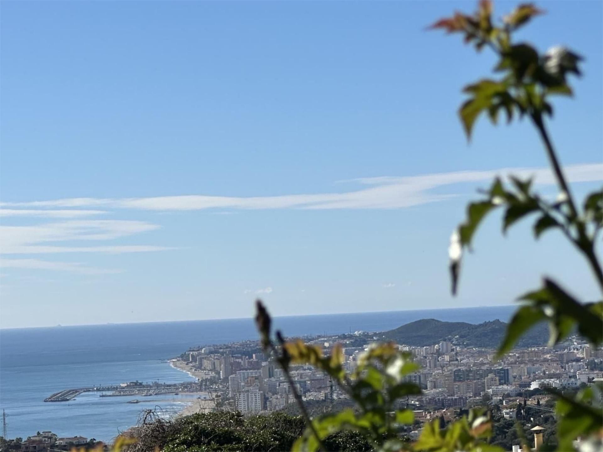 Vista exterior de Casa adosada en venda en Benalmádena amb Aire condicionat