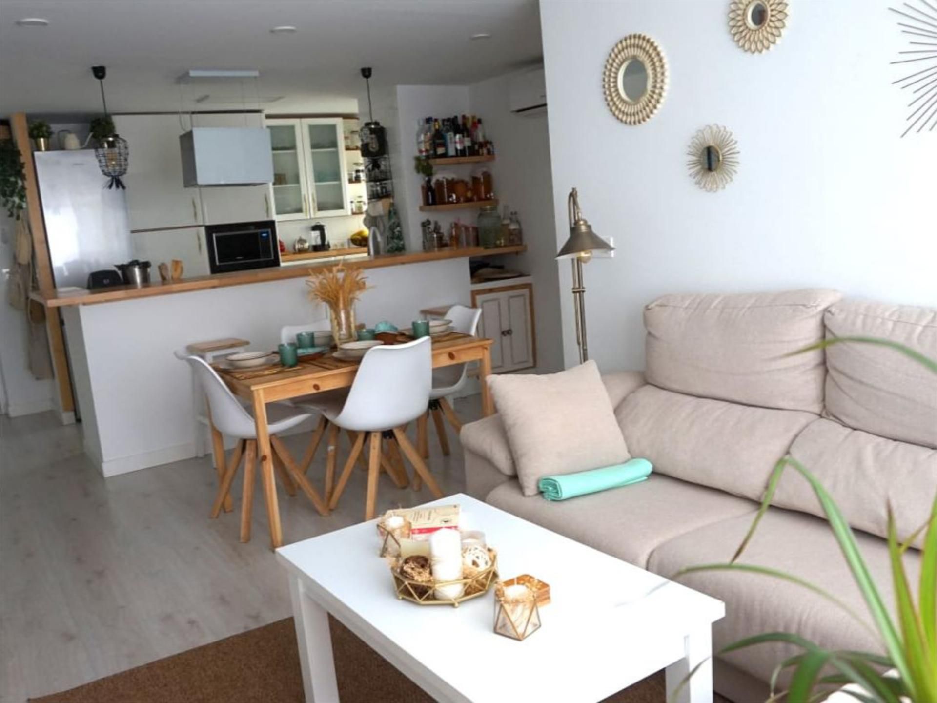 Sala d'estar de Pis de lloguer en El Puerto de Santa María amb Parquet, Moblat i Balcó