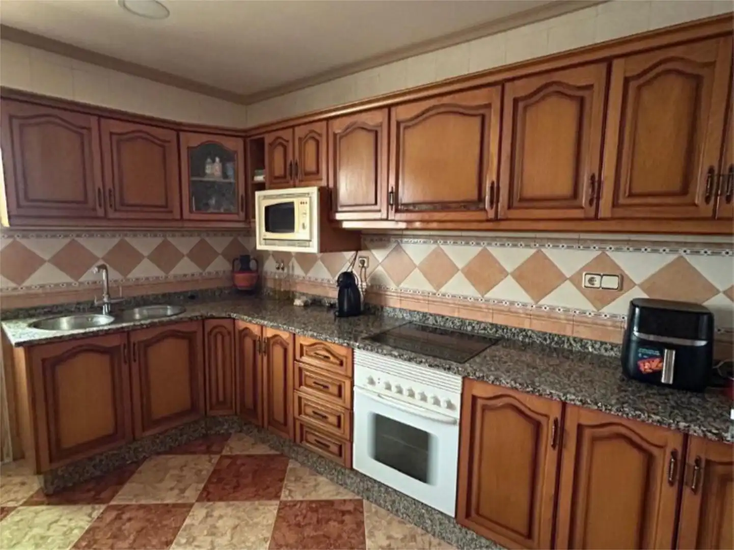 Küche von Einfamilien-Reihenhaus zum Verkauf in Valdepeñas de Jaén mit Klimaanlage, Heizung und Terrasse
