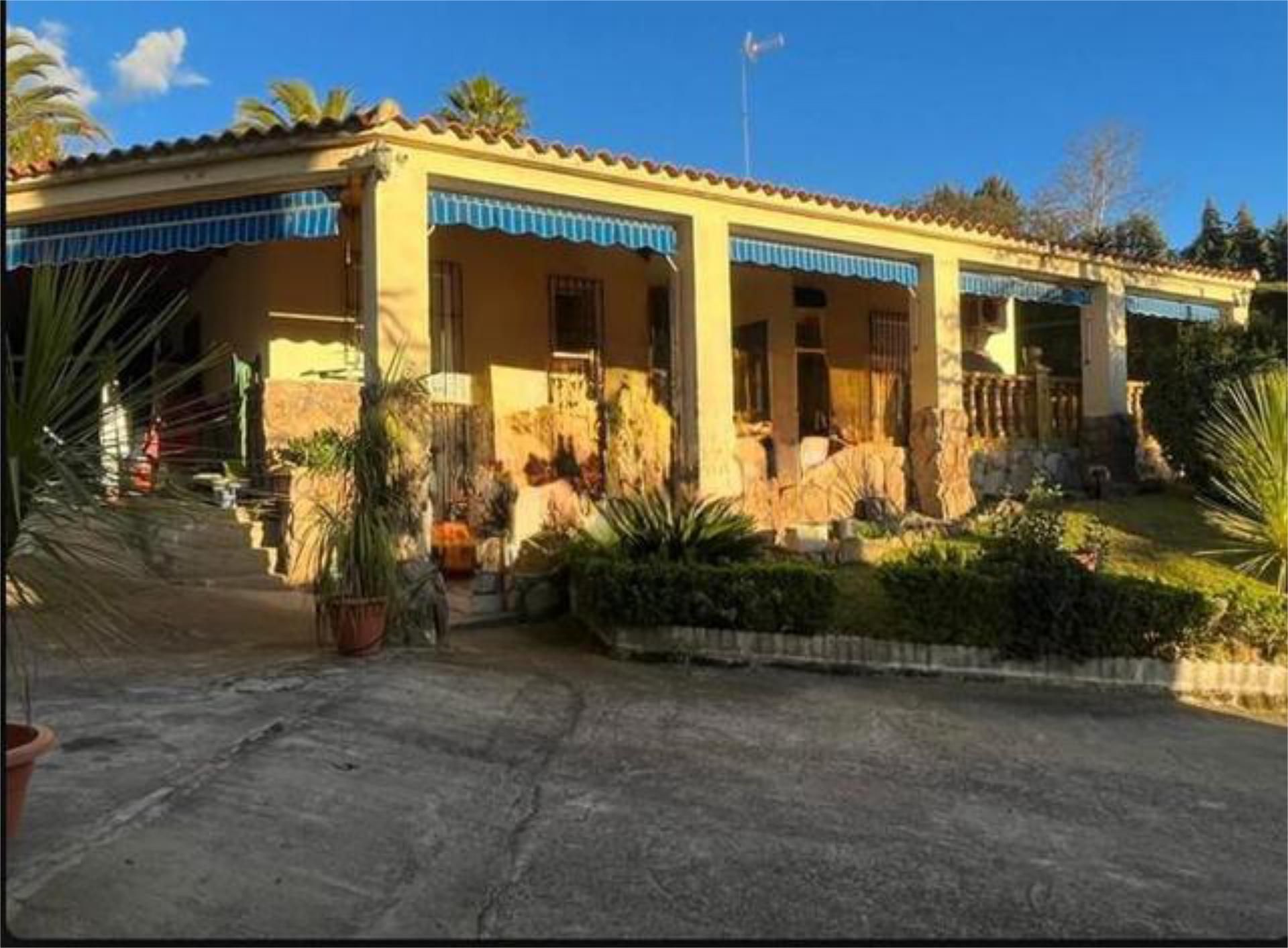 Vista exterior de Casa adosada en venta en Belvís de Monroy con Jardín privado, Trastero y Amueblado