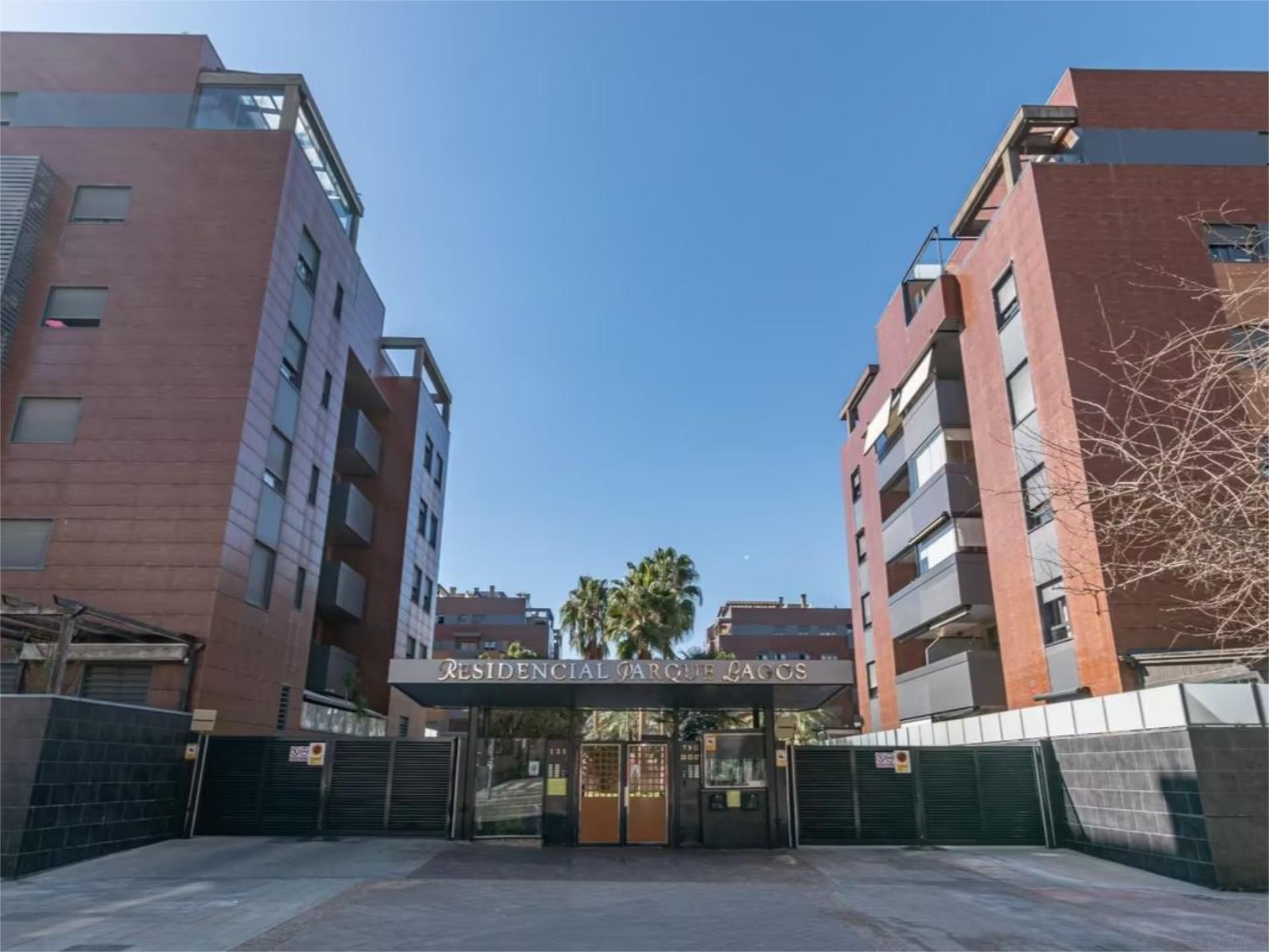 Vista exterior de Àtic en venda en  Granada Capital amb Aire condicionat, Calefacció i Jardí privat