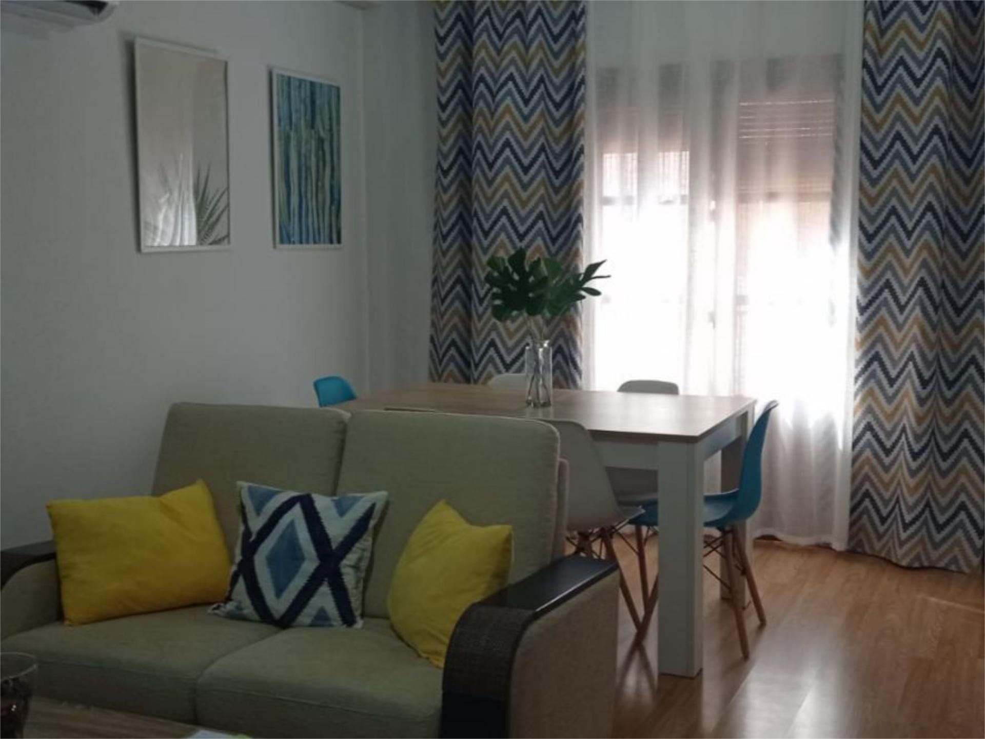 Sala d'estar de Pis de lloguer en Sorbas amb Aire condicionat, Parquet i Moblat