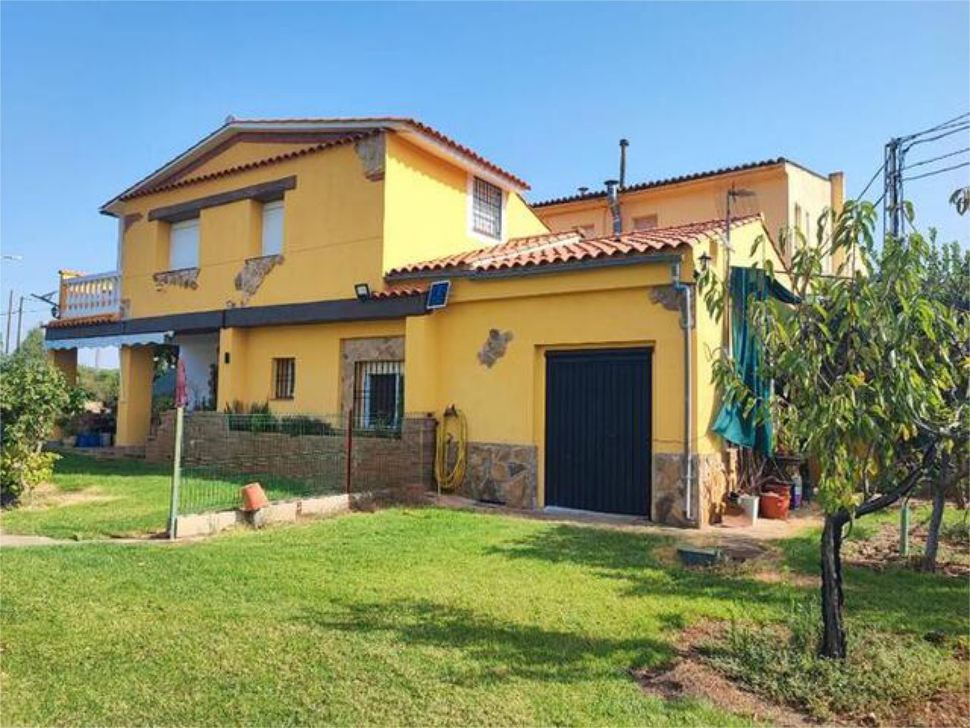 Vista exterior de Casa adosada en venda en Alcuéscar amb Calefacció, Jardí privat i Terrassa
