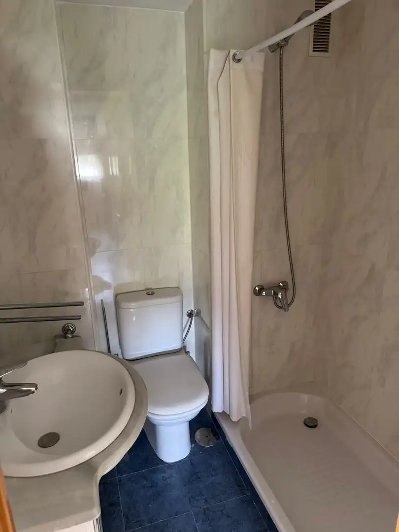 Piso en venta en Calle Salvador Allende, 31, La Carihuela - Los Nidos Baño de Piso en venta en Torremolinos con Aire acondicionado, Trastero y Amueblado