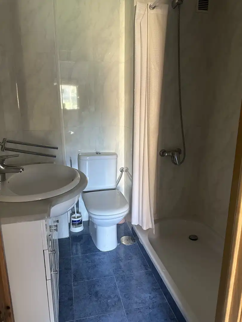 Piso en venta en Calle Salvador Allende, 31, La Carihuela - Los Nidos Baño de Piso en venta en Torremolinos con Aire acondicionado, Trastero y Amueblado
