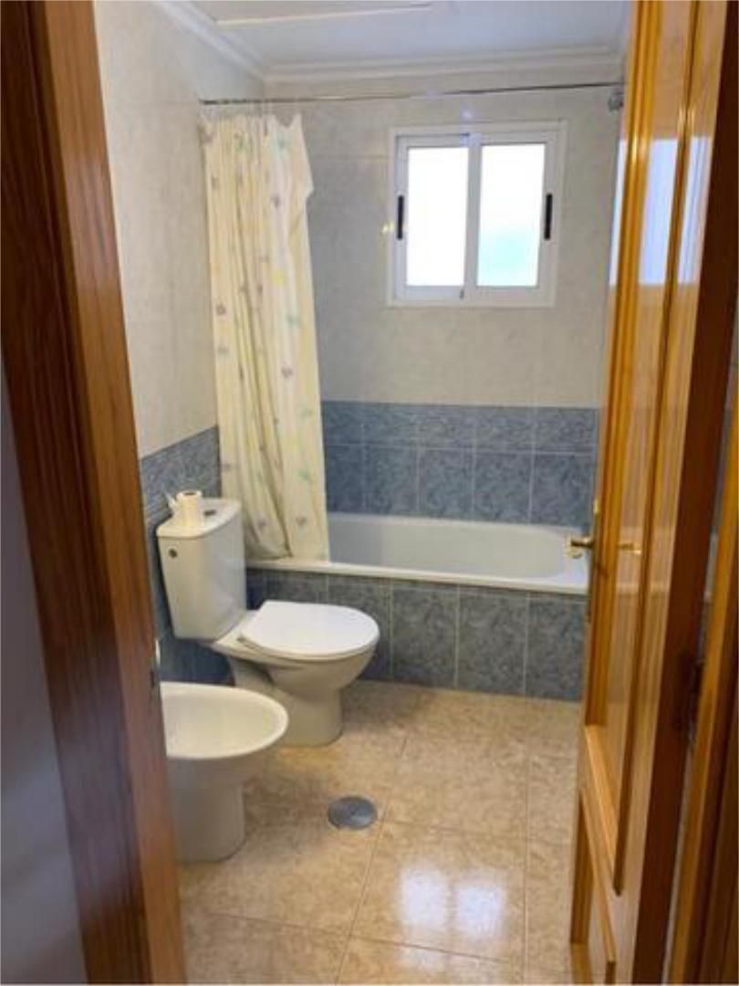 Baño de Piso de alquiler en Torrevieja con Amueblado y Se aceptan mascotas