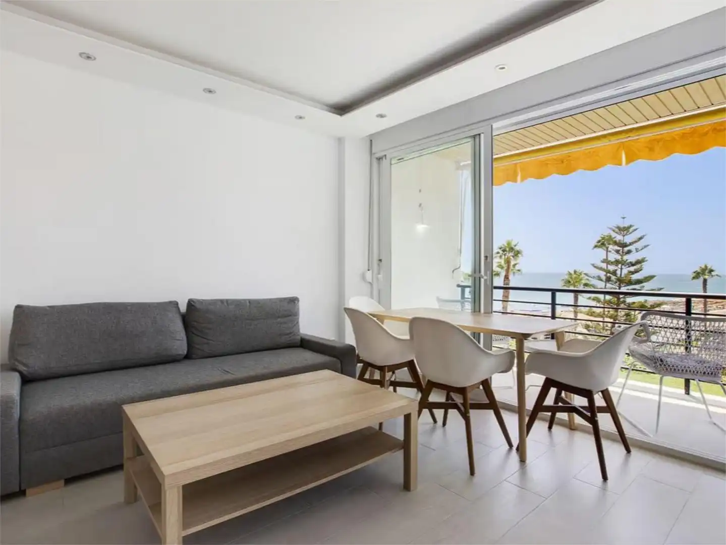 Estudio de alquiler en Calle Castillo del Inglés, 1, El Bajondillo Sala de estar de Estudio de alquiler en Torremolinos con Aire acondicionado, Calefacción y Parquet