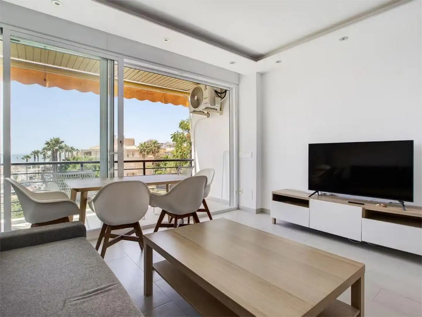 Estudio de alquiler en Calle Castillo del Inglés, 1, El Bajondillo Sala de estar de Estudio de alquiler en Torremolinos con Aire acondicionado, Calefacción y Parquet