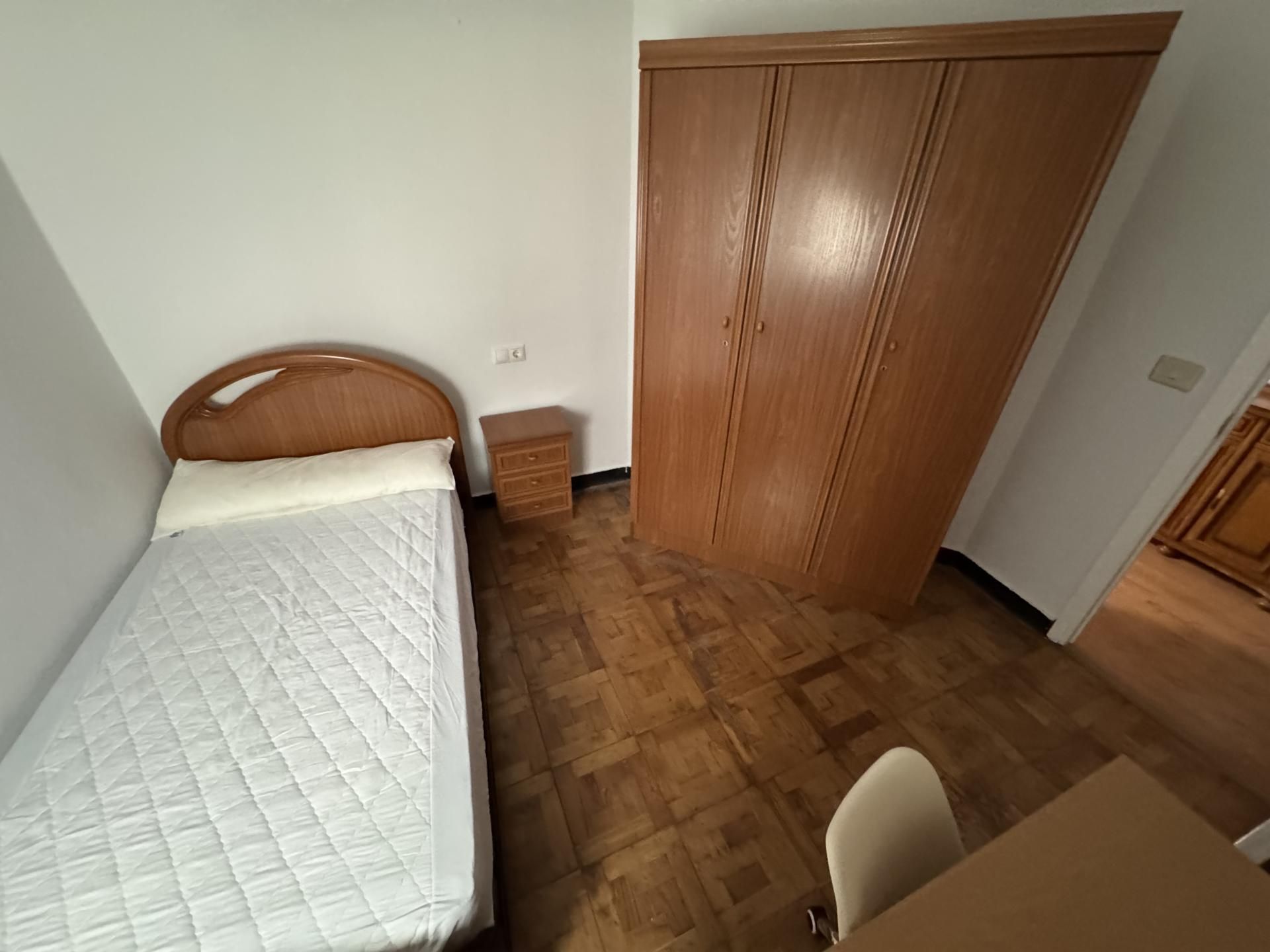 Flat to share in Rúa Mondoñedo, 45, A Milagrosa Bedroom of Flat to share in Lugo Capital  with Heating, Parquet flooring and Furnished