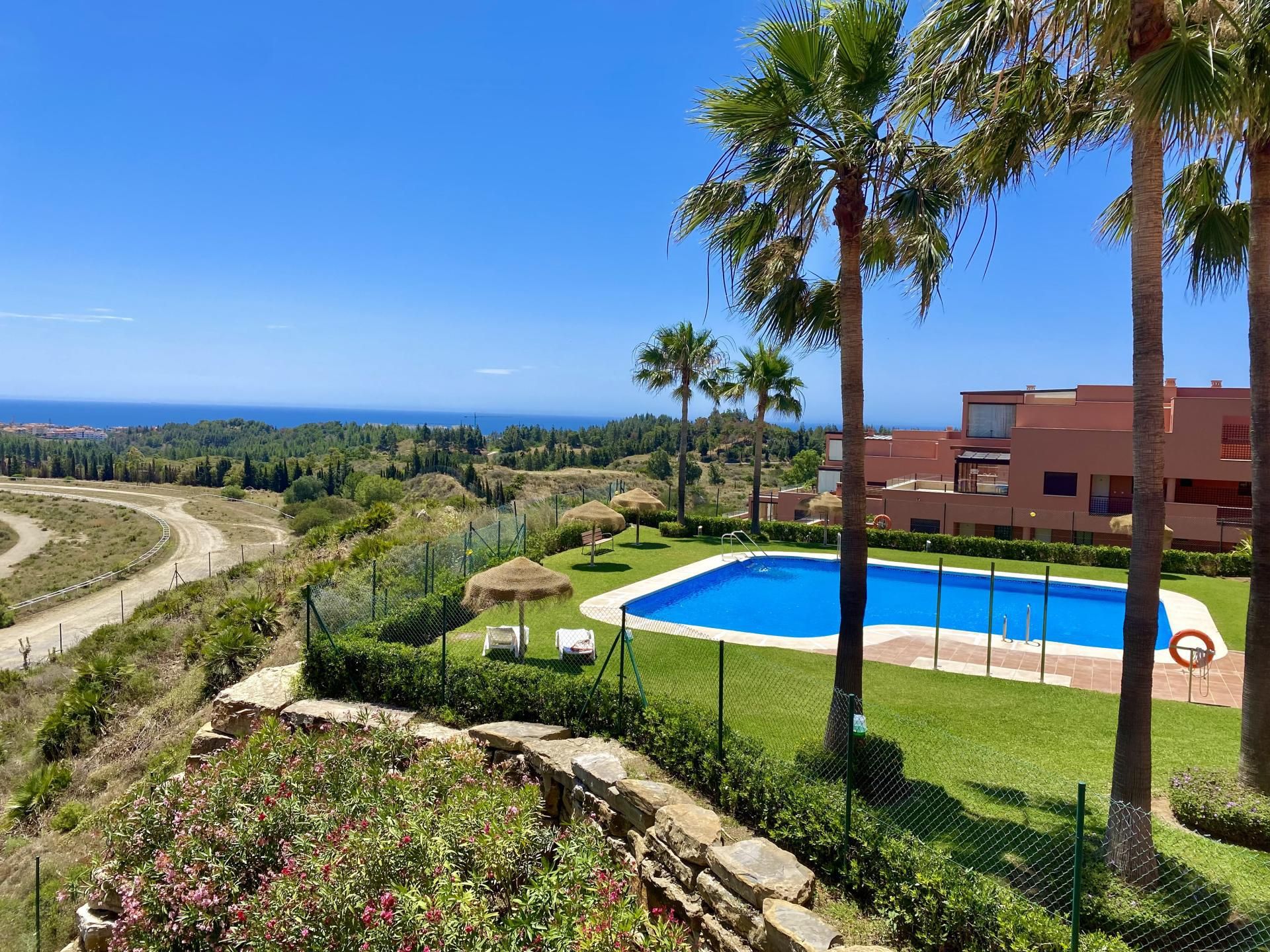 Jardí de Pis de lloguer en Mijas amb Aire condicionat, Terrassa i Piscina