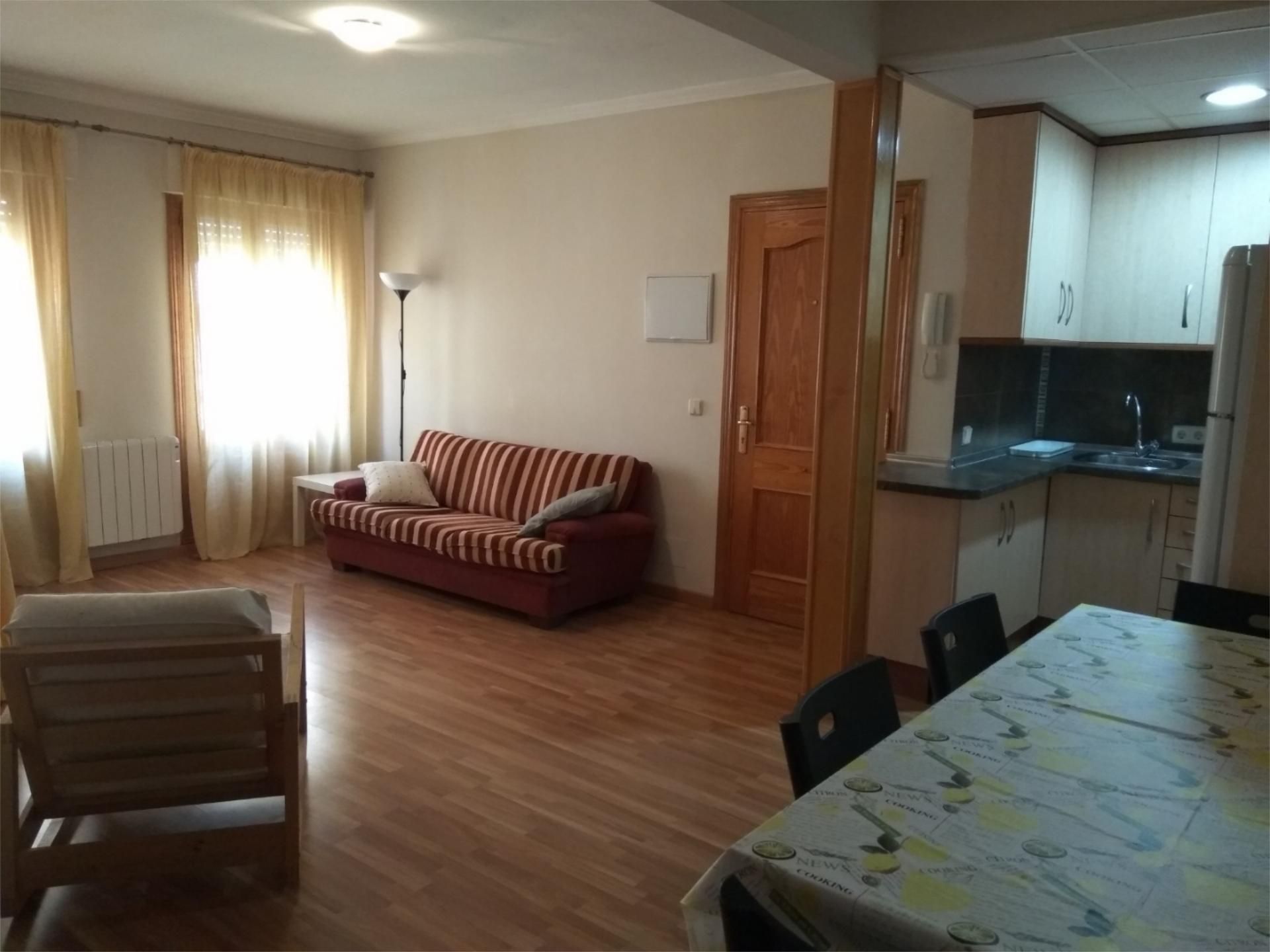 Sala d'estar de Apartament de lloguer en Navaluenga amb Calefacció, Parquet i Moblat