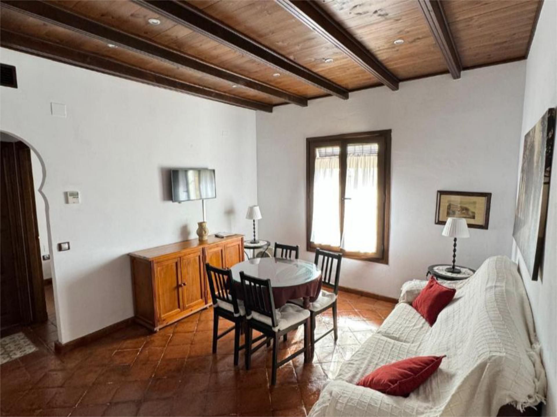Sala d'estar de Pis de lloguer en Cazalla de la Sierra amb Aire condicionat, Calefacció i Jardí privat