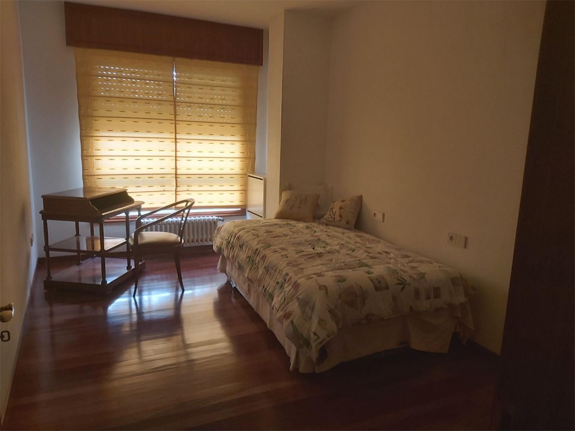 Dormitori de Pis de lloguer en Pontevedra Capital  amb Calefacció, Parquet i Moblat