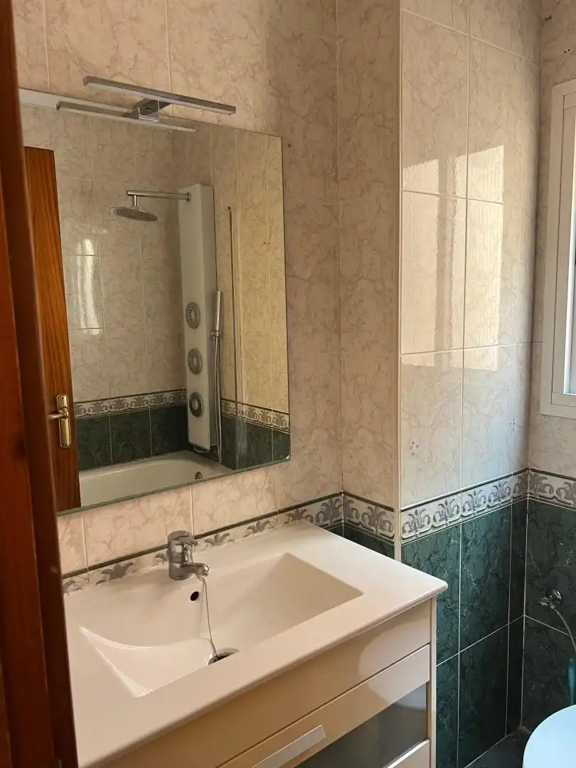 Badezimmer von Wohnung zur Miete in  Almería Capital mit Klimaanlage und Balkon