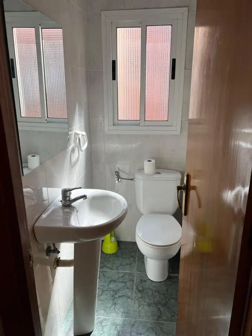 Badezimmer von Wohnung zur Miete in  Almería Capital mit Klimaanlage und Balkon