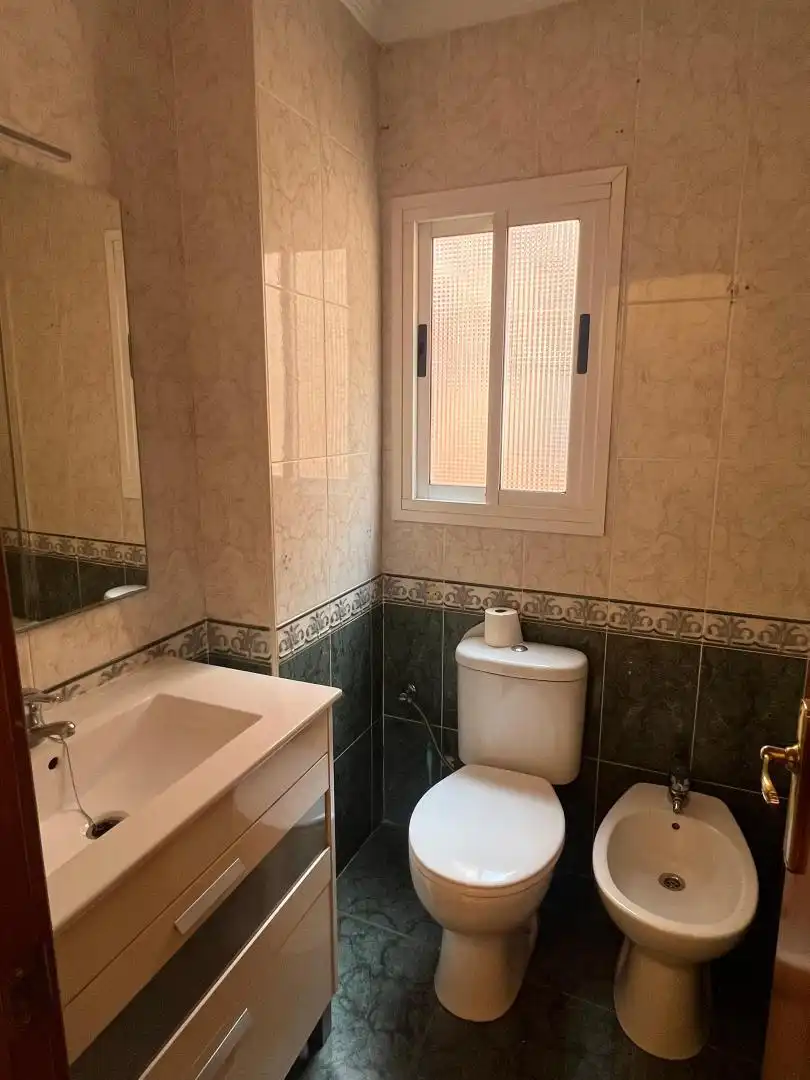 Badezimmer von Wohnung zur Miete in  Almería Capital mit Klimaanlage und Balkon