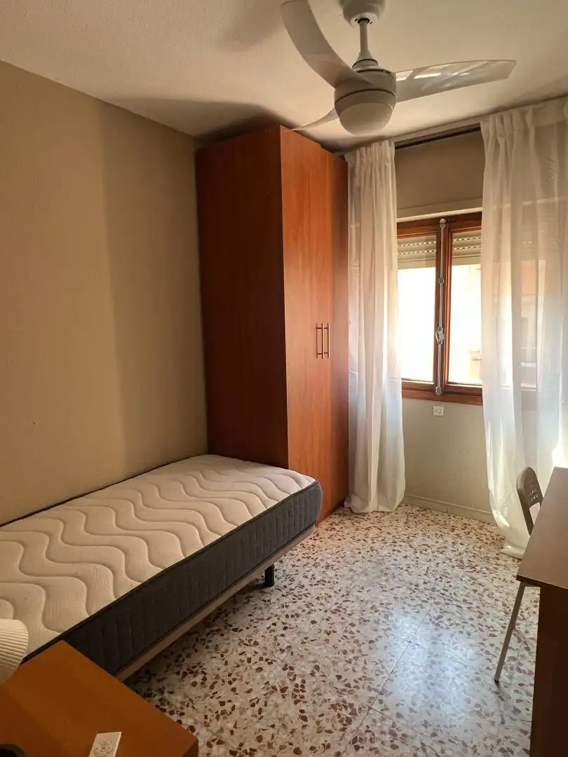 Schlafzimmer von Wohnung zur Miete in  Almería Capital mit Klimaanlage und Balkon
