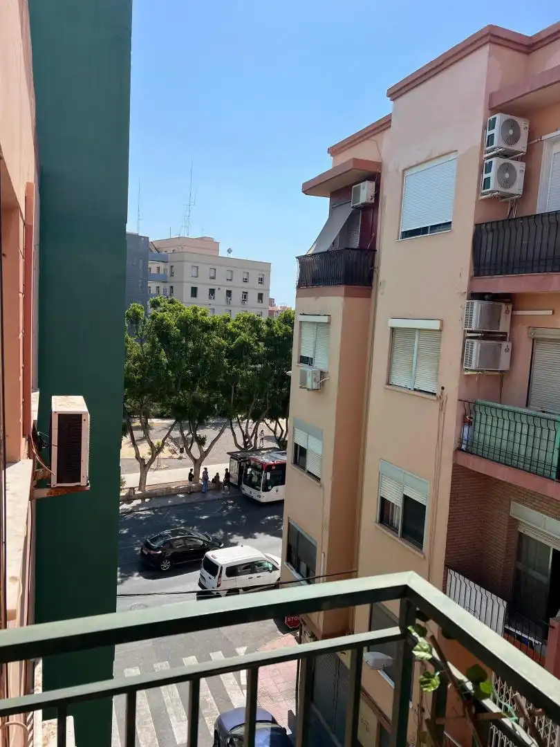 Außenansicht von Wohnung zur Miete in  Almería Capital mit Klimaanlage und Balkon