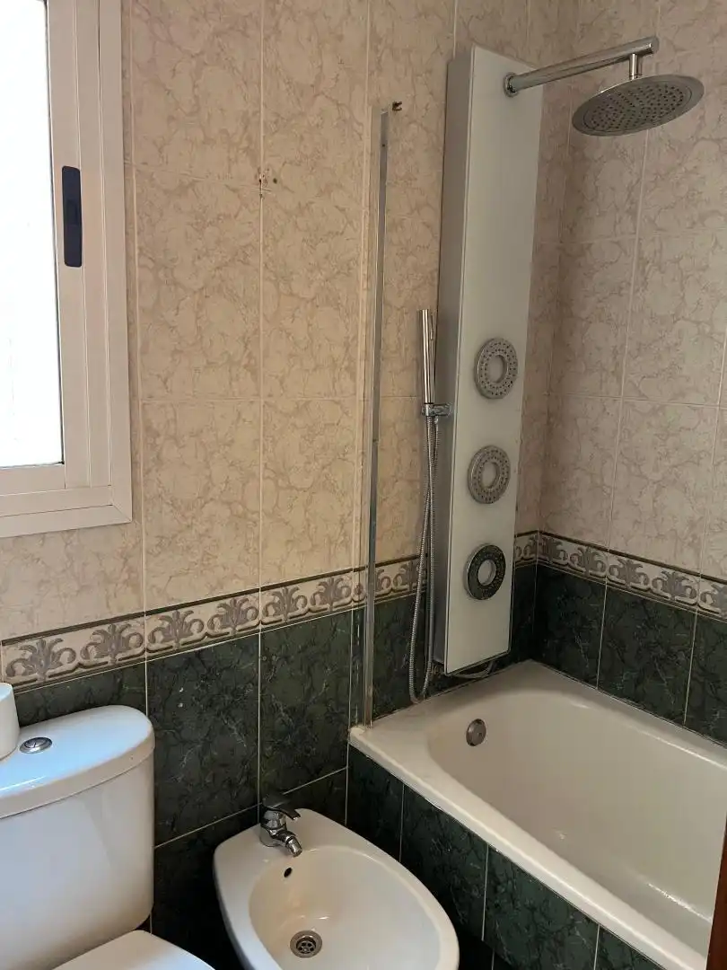 Badezimmer von Wohnung zur Miete in  Almería Capital mit Klimaanlage und Balkon