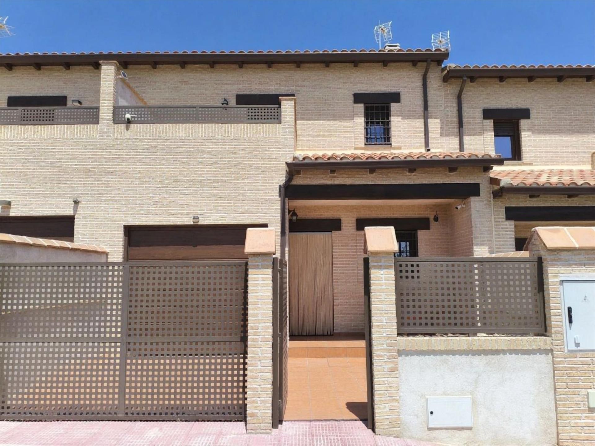 Exterior view of Single-family semi-detached for sale in Yuncos  with Terrace and Balcony