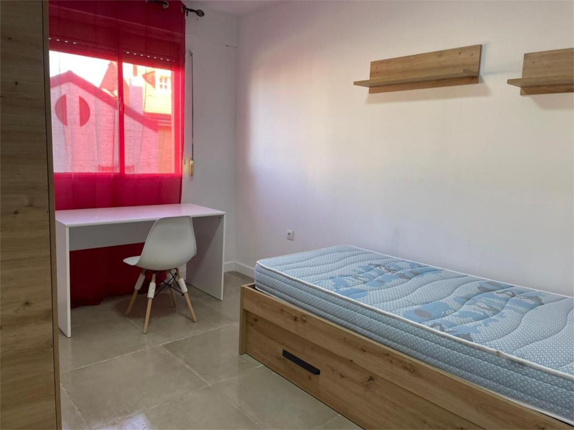 Bedroom of Flat to share in  Jaén Capital  with Heating, Parquet flooring and Terrace
