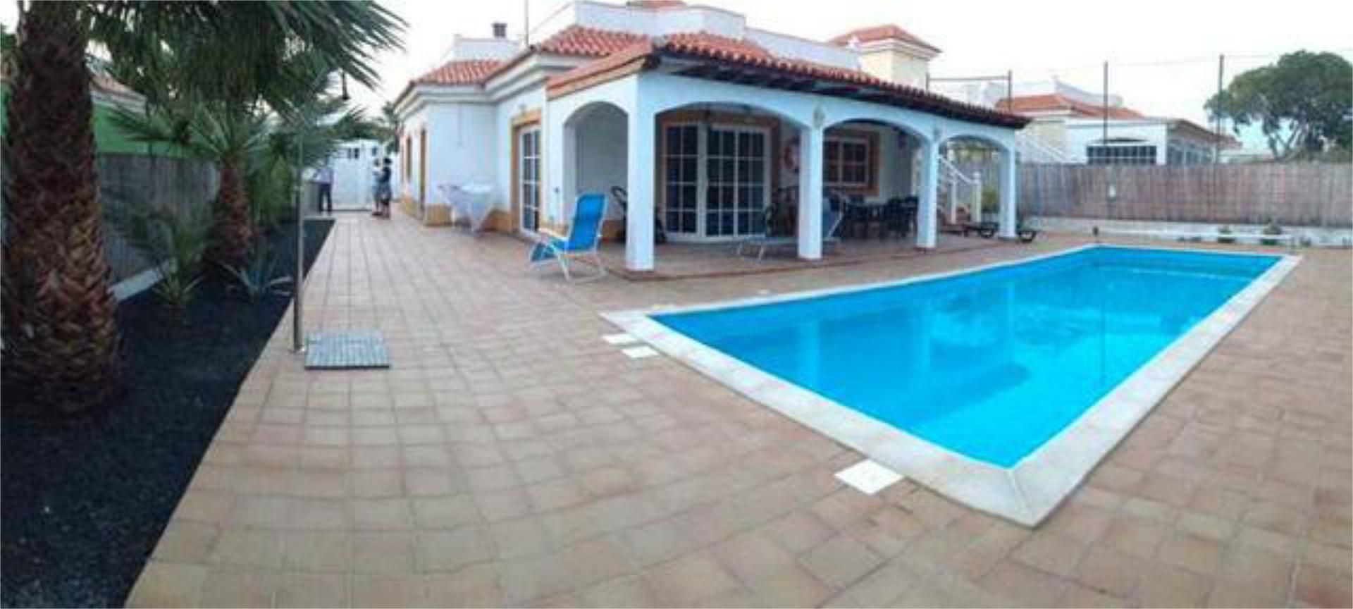 Swimming pool of Single-family semi-detached to rent in Antigua