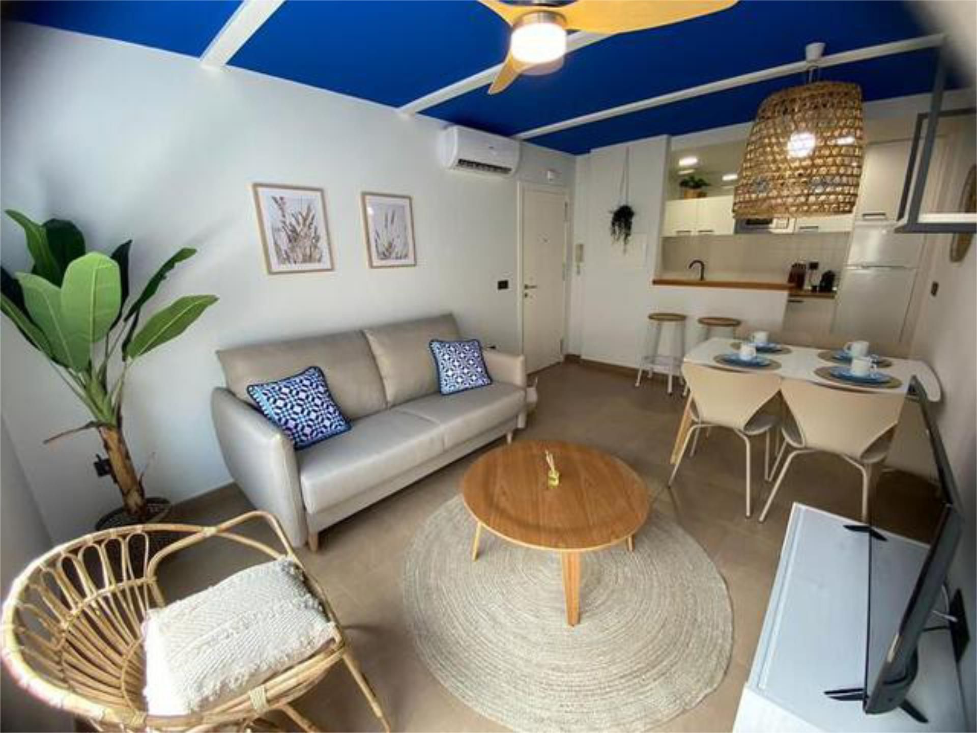 Sala d'estar de Apartament de lloguer en Carboneras amb Calefacció, Terrassa i Moblat
