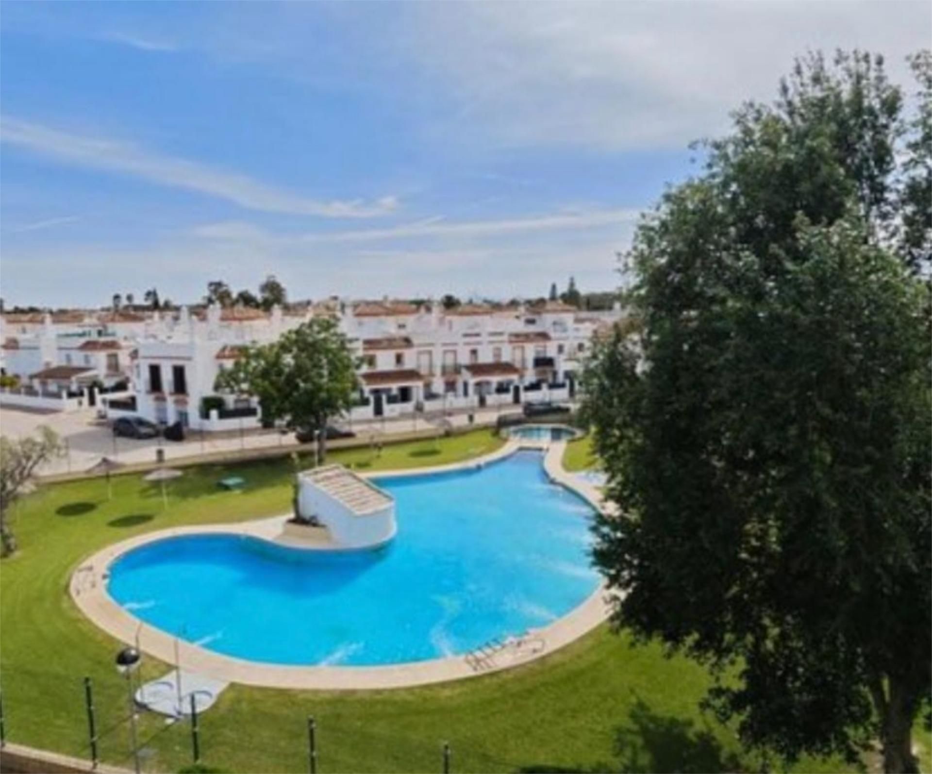 Vista exterior de Casa adosada en venda en Chiclana de la Frontera amb Aire condicionat, Terrassa i Piscina