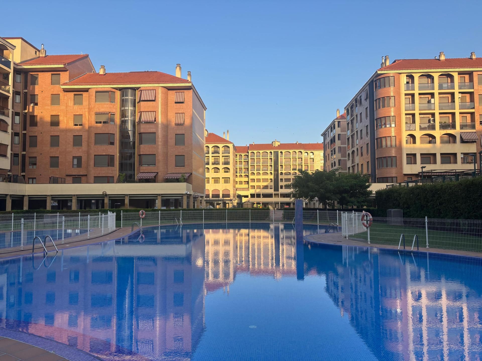 Piscina de Pis de lloguer en  Logroño amb Aire condicionat, Calefacció i Terrassa