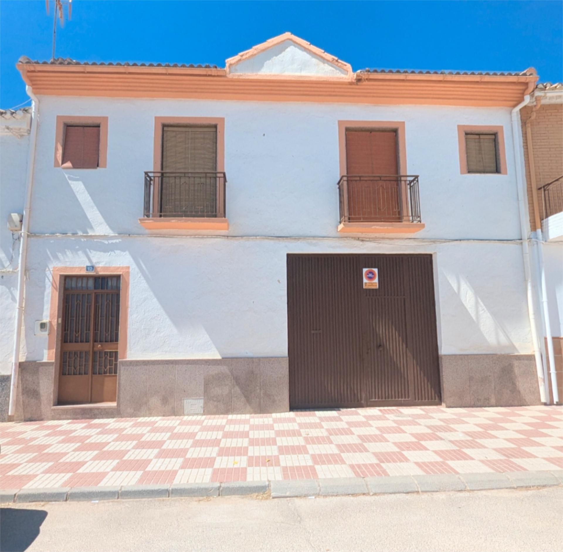 Vista exterior de Casa adosada en venda en Guadahortuna amb Jardí privat, Terrassa i Traster