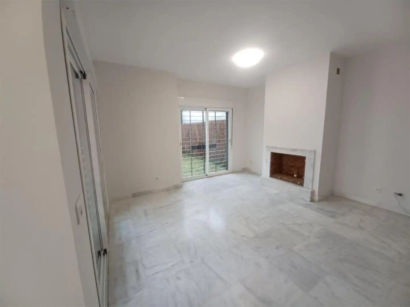 Piso en venta en Calle Colombia, 17, Colegio Europa Sala de estar de Piso en venta en Espartinas con Aire acondicionado, Calefacción y Jardín privado
