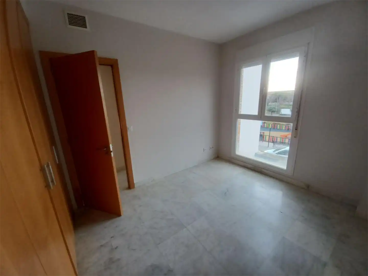 Piso en venta en Calle Colombia, 17, Colegio Europa Habitación de Piso en venta en Espartinas con Aire acondicionado, Calefacción y Jardín privado