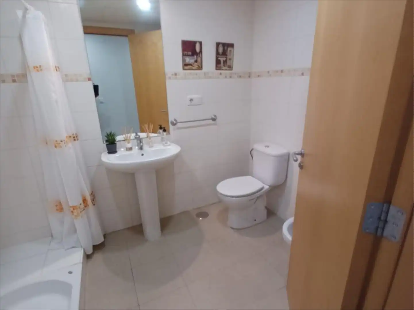 Piso en venta en Calle Colombia, 17, Colegio Europa Baño de Piso en venta en Espartinas con Aire acondicionado, Calefacción y Jardín privado