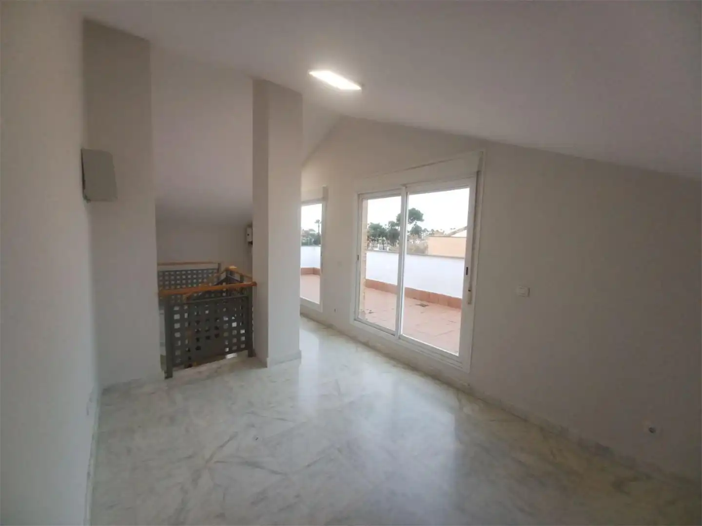 Piso en venta en Calle Colombia, 17, Colegio Europa Vista exterior de Piso en venta en Espartinas con Aire acondicionado, Calefacción y Jardín privado