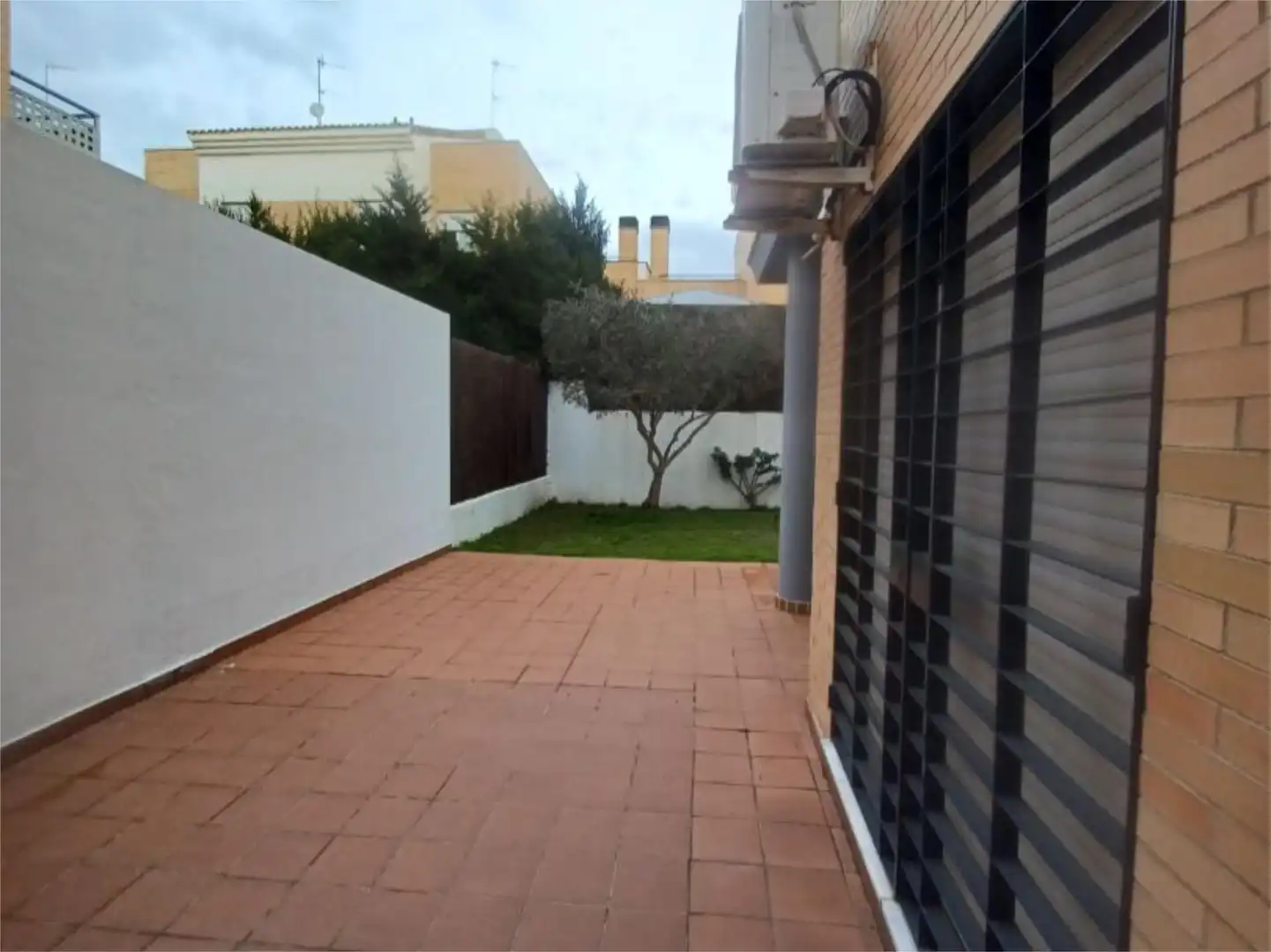 Piso en venta en Calle Colombia, 17, Colegio Europa Jardín de Piso en venta en Espartinas con Aire acondicionado, Calefacción y Jardín privado