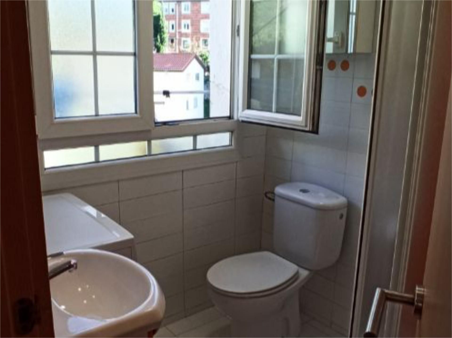 Bathroom of Flat to rent in Santander