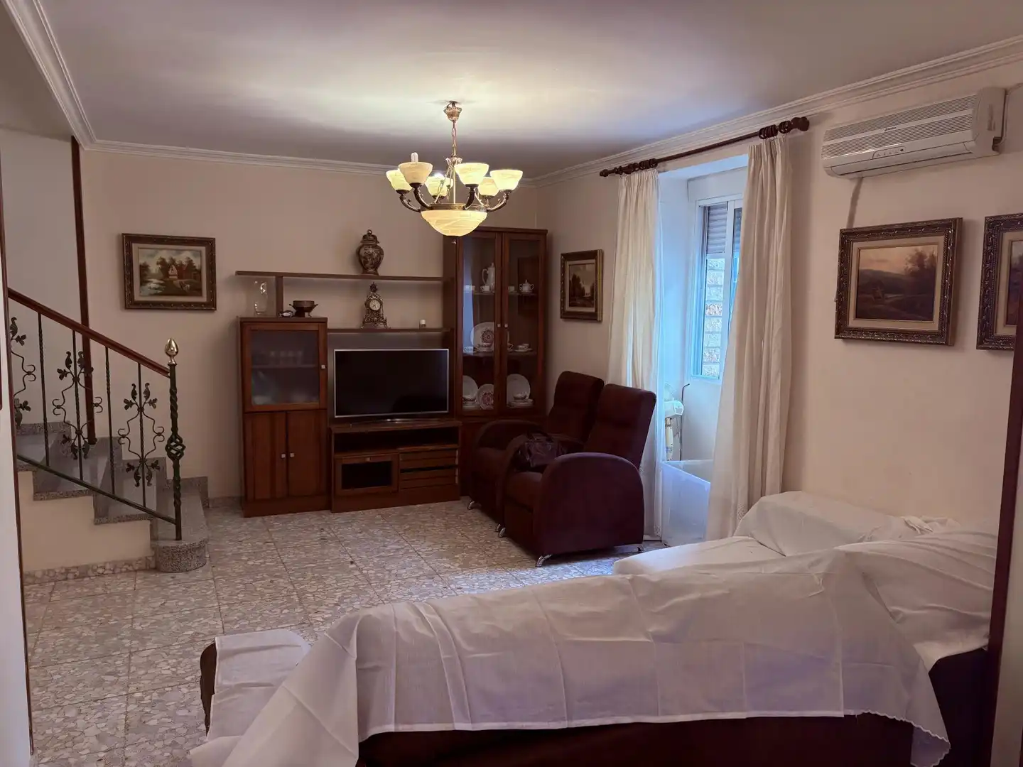 Sala d'estar de Casa adosada en venda en La Guardia de Jaén amb Aire condicionat, Terrassa i Balcó