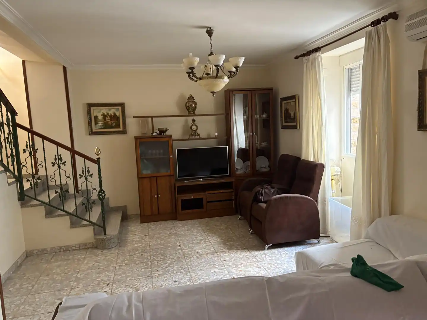 Sala d'estar de Casa adosada en venda en La Guardia de Jaén amb Aire condicionat, Terrassa i Balcó