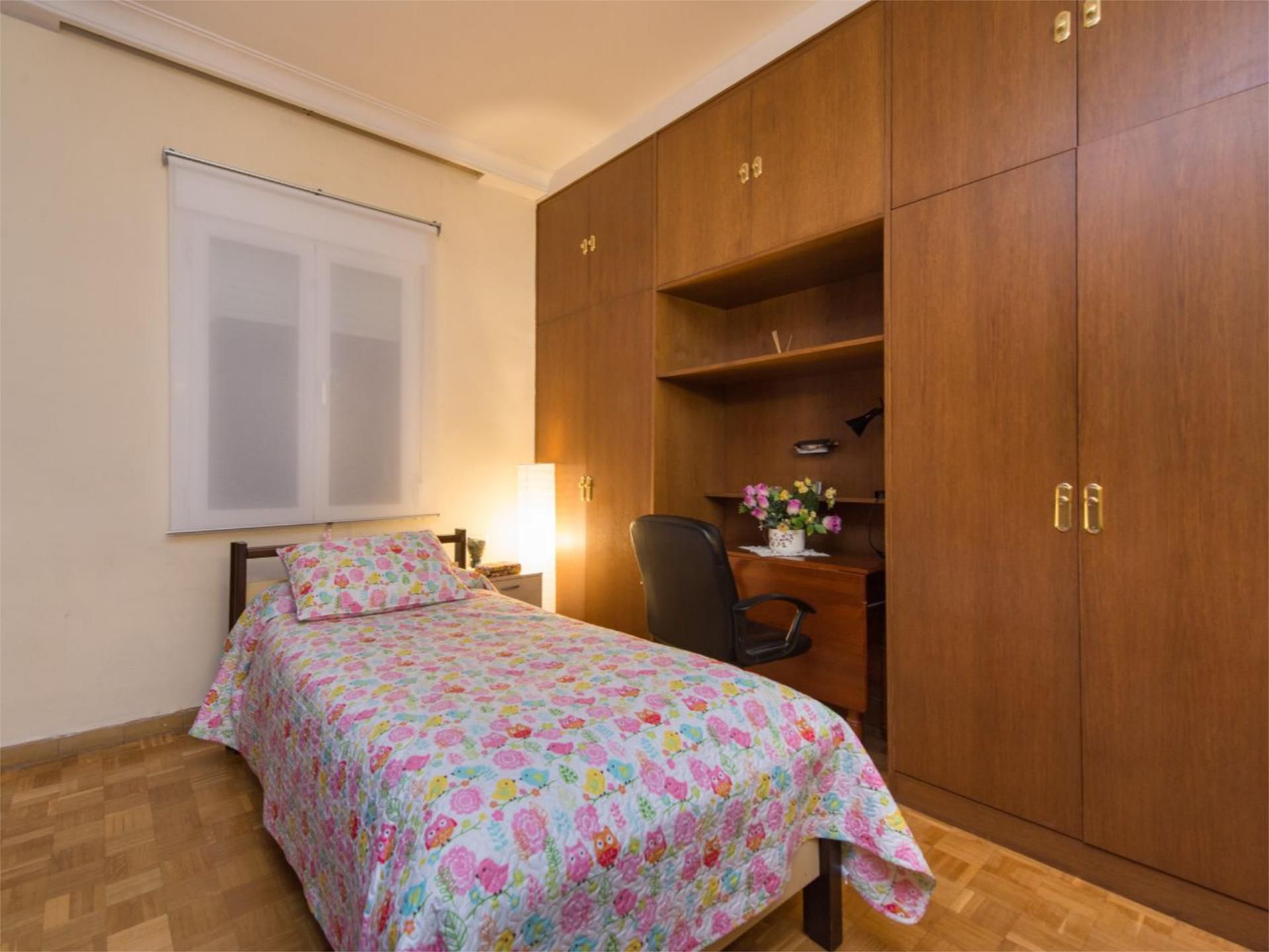 Bedroom of Flat to share in  Madrid Capital  with Heating, Parquet flooring and Furnished