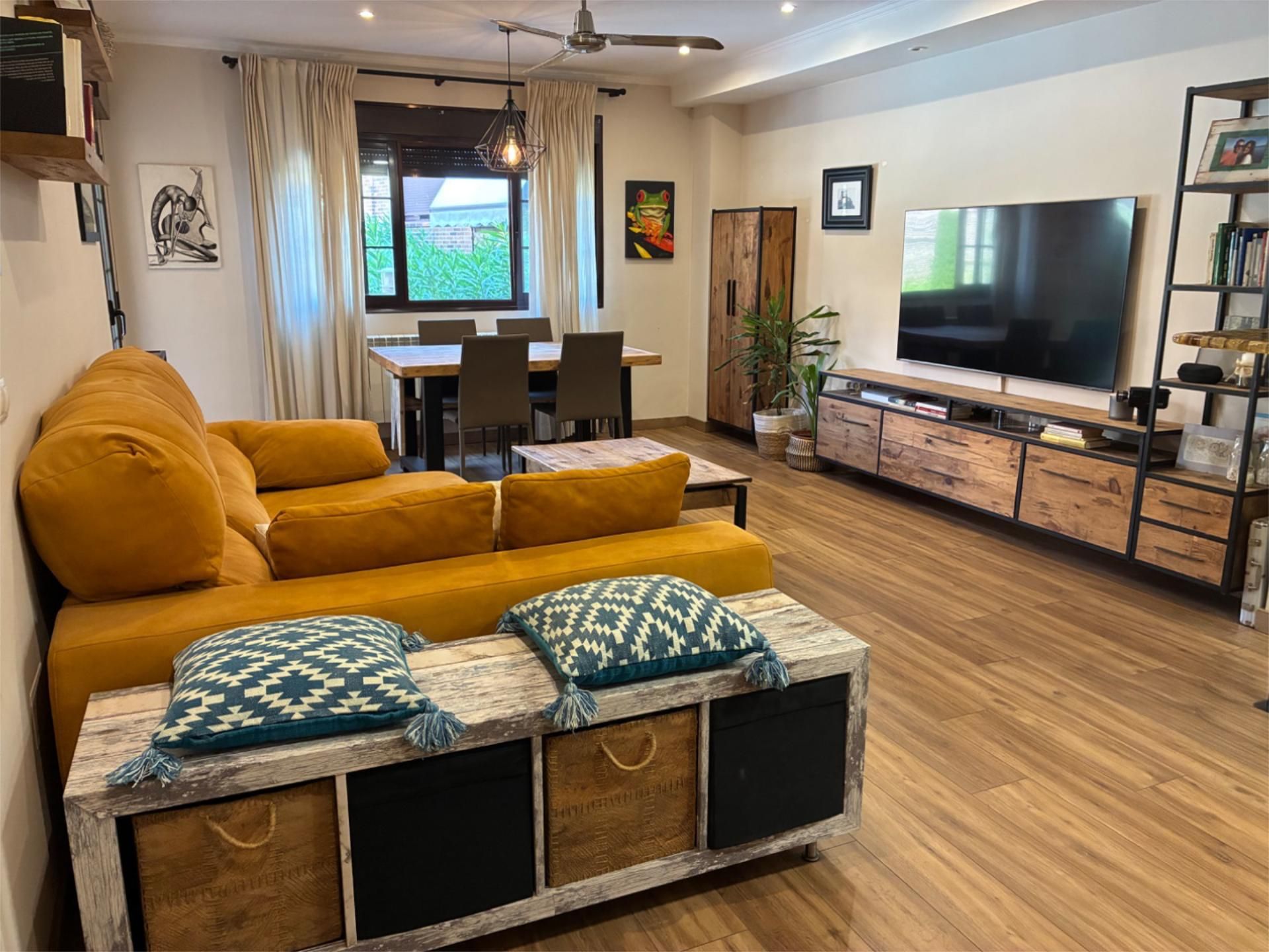 Living room of Flat for sale in El Escorial  with Heating, Terrace and Community parking