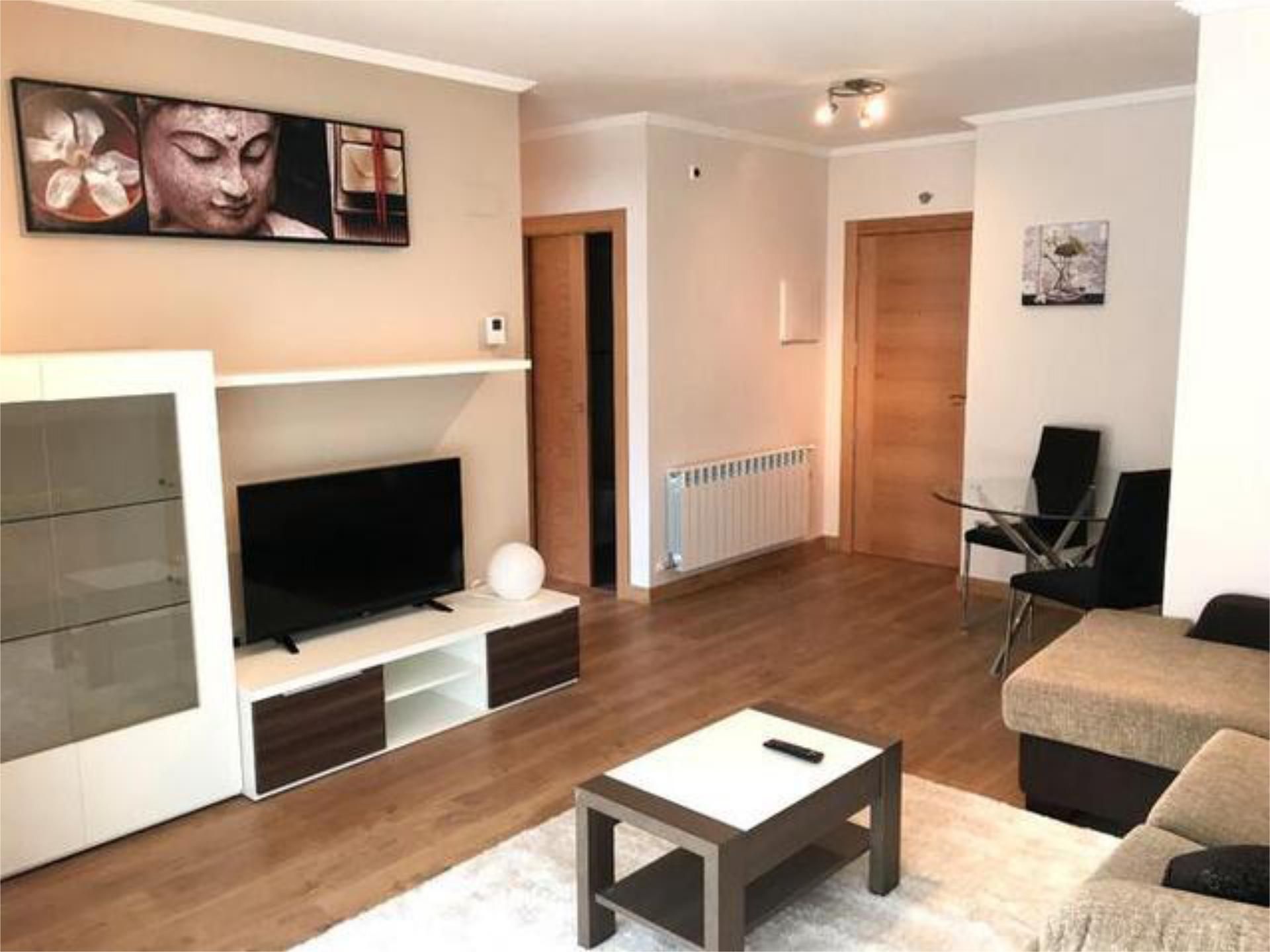 Sala d'estar de Apartament de lloguer en Cervera de Pisuerga amb Calefacció i Moblat