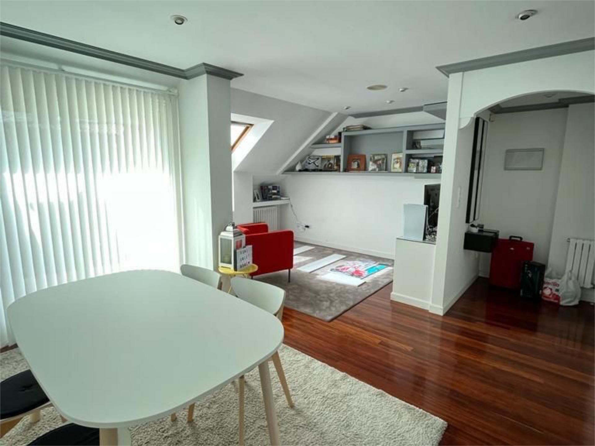 Sala d'estar de Àtic de lloguer en Vigo  amb Aire condicionat, Calefacció i Parquet